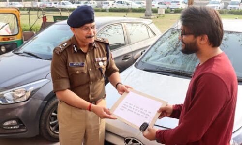 लूट के वाहनों की चाबी मालिकोे को सौंप पुलिस कमिश्नर आलोक सिंह ने लौटायी उनकी मुस्कान लूट के वाहनों की चाबी मालिकोे को सौंप पुलिस कमिश्नर आलोक सिंह ने लौटायी उनकी मुस्कान