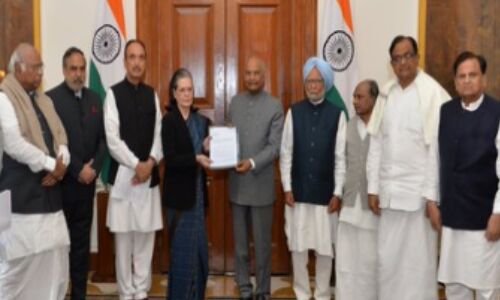 राष्ट्रपति से मिला कांग्रेस का प्रतिनिधिमंडल, मनमोहन सिंह ने राजधर्म को दिलाया याद तो सोनिया गांधी ने कर दी बड़ी मांग राष्ट्रपति से मिला कांग्रेस का प्रतिनिधिमंडल, मनमोहन सिंह ने राजधर्म को दिलाया याद तो सोनिया गांधी ने कर दी बड़ी मांग