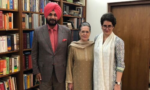 नवजोत सिद्धू ने सोनिया गांधी और प्रियंका गांधी से मिल की मंत्रणा नवजोत सिद्धू ने सोनिया गांधी और प्रियंका गांधी से मिल की मंत्रणा