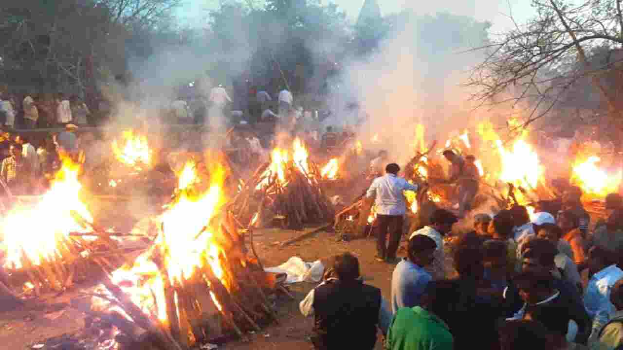 कोटा में जब एक साथ जली 21 चिताएं, गमगीन माहौल में हर एक आंख थी नम कोटा में जब एक साथ जली 21 चिताएं, गमगीन माहौल में हर एक आंख थी नम