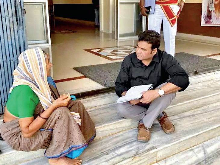 डीएम ने दफ्तर की सीढ़ियों पर बैठकर वृद्ध महिला की शिकायत सुनी, तुरंत समाधान कराया डीएम ने दफ्तर की सीढ़ियों पर बैठकर वृद्ध महिला की शिकायत सुनी, तुरंत समाधान कराया