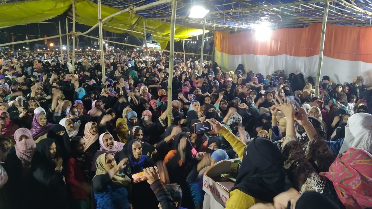 लखनऊ व देवबन्द में महिलाओं का हौसला आँधी तूफ़ान और बारिश भी डिगा नहीं पाया लखनऊ व देवबन्द में महिलाओं का हौसला आँधी तूफ़ान और बारिश भी डिगा नहीं पाया