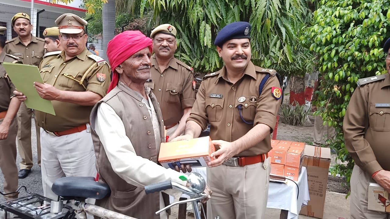 गाजियाबाद एसएसपी कलानिधि नैथानी ने चौकीदारों को साइकिल और टॉर्च की वितरण गाजियाबाद एसएसपी कलानिधि नैथानी ने चौकीदारों को साइकिल और टॉर्च की वितरण