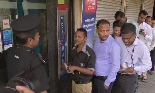 यस बैंक को लेकर RBI की एडवाइजरी से मचा हड़कंप, एटीएम पर आधी रात से उमड़ी भीड़ यस बैंक को लेकर RBI की एडवाइजरी से मचा हड़कंप, एटीएम पर आधी रात से उमड़ी भीड़