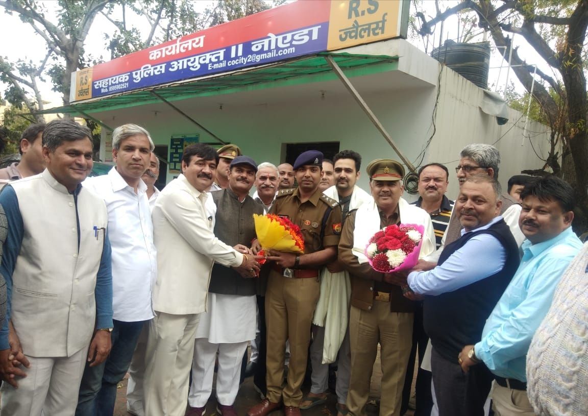 दिनदहाड़े ज्वैलर्स के साथ लूटपाट करने वाले बदमाश को गिरफ्तार करने वाली पुलिस टीम को व्यापरियों ने किया सम्मानित दिनदहाड़े ज्वैलर्स के साथ लूटपाट करने वाले बदमाश को गिरफ्तार करने वाली पुलिस टीम को व्यापरियों ने किया सम्मानित