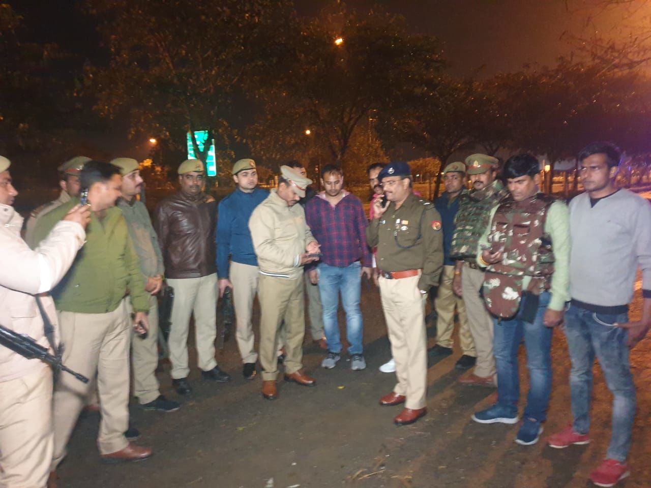 नोएडा में पुलिस से हुई बदमाशों की मुठभेड़, पच्चीस हजार इनामिया को लगी गोली नोएडा में पुलिस से हुई बदमाशों की मुठभेड़, पच्चीस हजार इनामिया को लगी गोली