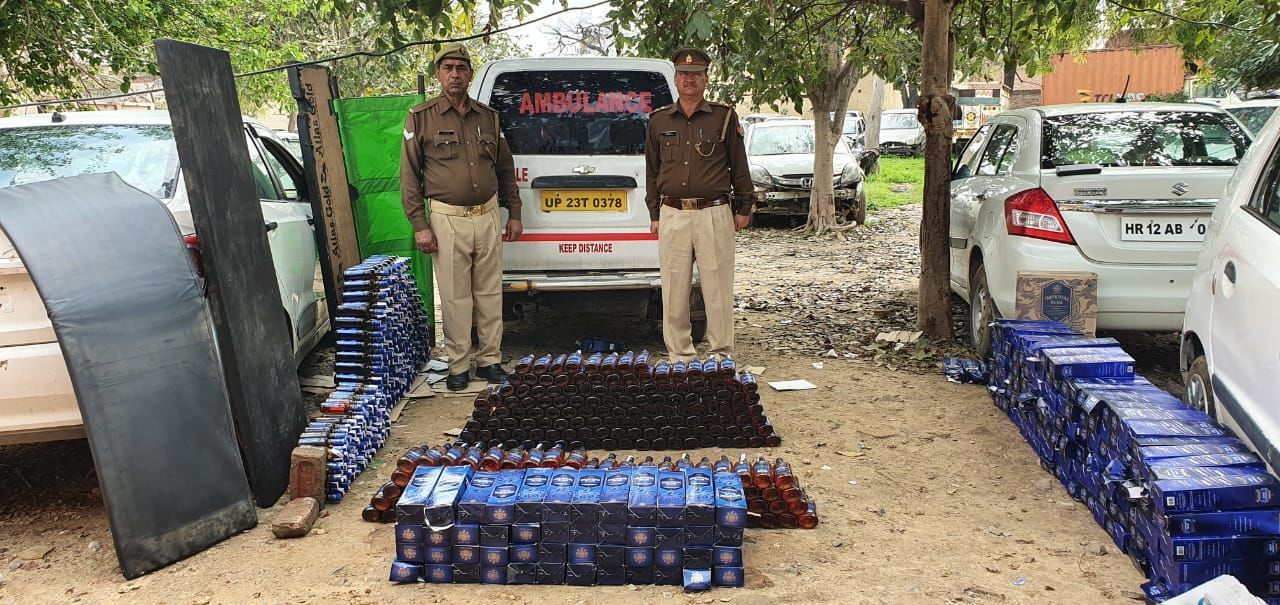 नोएडा पुलिस ने जब रोकी एम्बुलेंस, देखकर रह गई हैरान मरीज की जगह ग्लूकोज शराब को चढाया जा रहा था नोएडा पुलिस ने जब रोकी एम्बुलेंस, देखकर रह गई हैरान मरीज की जगह ग्लूकोज शराब को चढाया जा रहा था