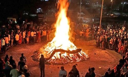 होलिका दहन के राख को भूलकर भी घर न लाएं, नही तो भुगतना पड़ेगा बुरा परिणाम होलिका दहन के राख को भूलकर भी घर न लाएं, नही तो भुगतना पड़ेगा बुरा परिणाम