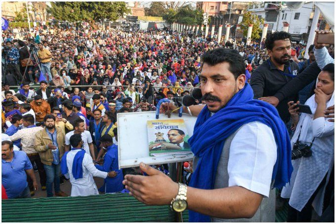भीम आर्मी चीफ चंद्रशेखर ने बनाई नई पार्टी, कार्यकर्ताओं और पुलिस अधिकारियों के बीच हुई नोंकझोक भीम आर्मी चीफ चंद्रशेखर ने बनाई नई पार्टी, कार्यकर्ताओं और पुलिस अधिकारियों के बीच हुई नोंकझोक