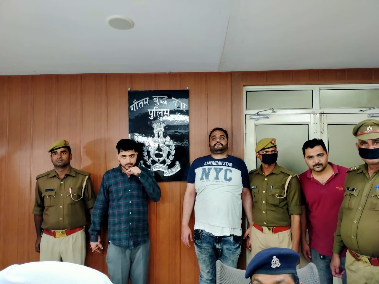 नोएडा कमिश्नरी में लूट की फर्जी घटना का खुलासा, बीमा की रकम वसूलने के चक्कर में फंस गये जीजा साले नोएडा कमिश्नरी में लूट की फर्जी घटना का खुलासा, बीमा की रकम वसूलने के चक्कर में फंस गये जीजा साले