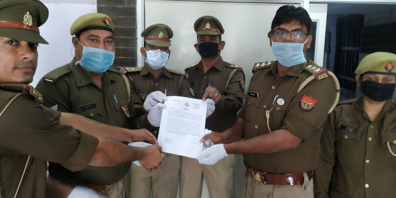 एसपी ग्रामीण द्वारा दिया गया प्रशस्तिपत्र थाना प्रभारी ने बीट पुलिस ऑफिसर को सौंपा एसपी ग्रामीण द्वारा दिया गया प्रशस्तिपत्र थाना प्रभारी ने बीट पुलिस ऑफिसर को सौंपा