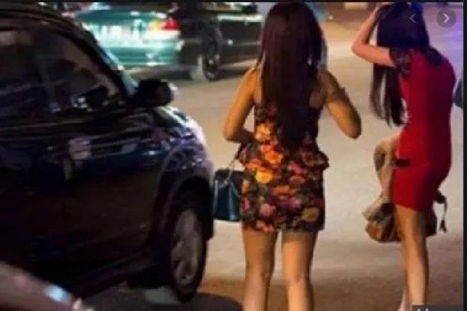 बाराबंकी: पुलिसवाला खाकी की आड़ में कराता था जिस्मफरोशी, तीन महिलाएं समेत चार गिरफ्तार बाराबंकी: पुलिसवाला खाकी की आड़ में कराता था जिस्मफरोशी, तीन महिलाएं समेत चार गिरफ्तार