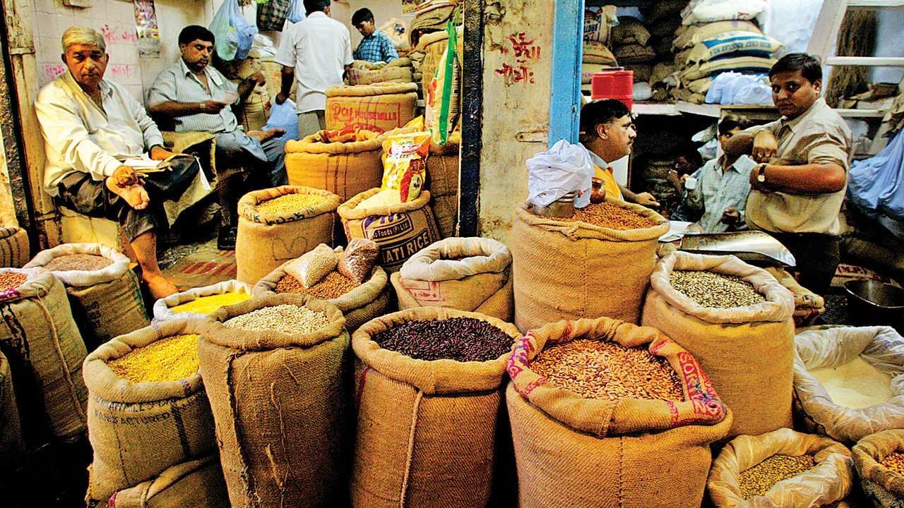 जिले में पांच घंटे खुलेंगी राशन की दुकाने,लोगों को मिली राहत की सांस जिले में पांच घंटे खुलेंगी राशन की दुकाने,लोगों को मिली राहत की सांस