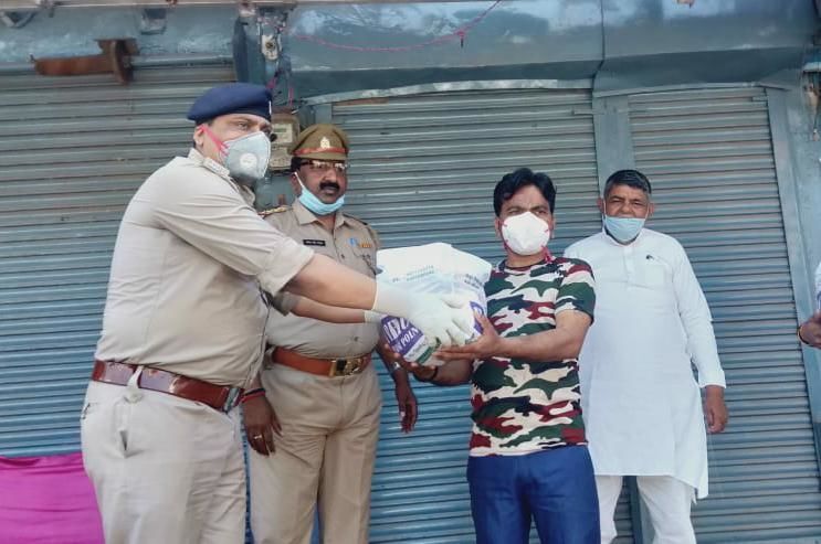 गाजियाबाद पुलिस फिर निकली राहत कार्य में अब्बल, सीओ लोनी और कोतवाल ने पहुंचाया 20 परिवार के घर राशन गाजियाबाद पुलिस फिर निकली राहत कार्य में अब्बल, सीओ लोनी और कोतवाल ने पहुंचाया 20 परिवार के घर राशन