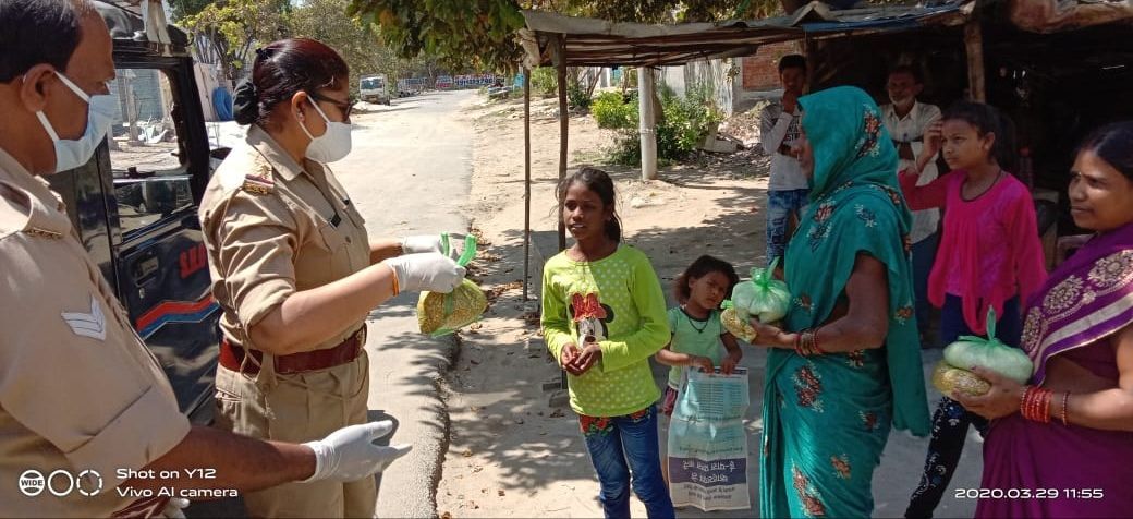 लॉकडाउन में गरीबों व जरूरतमंदो के लिए यूपी पुलिस बनी मसीहा लॉकडाउन में गरीबों व जरूरतमंदो के लिए यूपी पुलिस बनी मसीहा