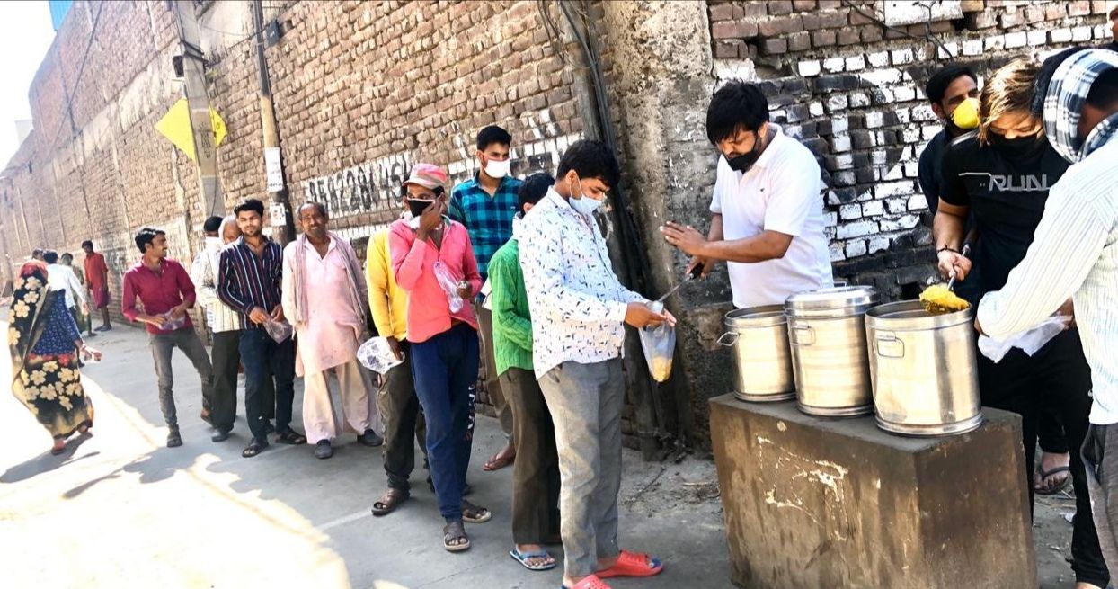 नोएडा: जरूरतमंदों को भोजन कराकर काग्रेंसी नेता रामकुमार तंवर ने दिखायी मानवता नोएडा: जरूरतमंदों को भोजन कराकर काग्रेंसी नेता रामकुमार तंवर ने दिखायी मानवता