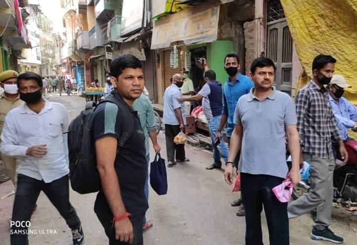 वाराणसी के DM कौशल राज शर्मा और SSP प्रभाकर चौधरी सादे कपड़े में आम आदमी बन पहुंचे बाजार, कई दुकानदारों पर हुई कार्यवाई वाराणसी के DM कौशल राज शर्मा और SSP प्रभाकर चौधरी सादे कपड़े में आम आदमी बन पहुंचे बाजार, कई दुकानदारों पर हुई कार्यवाई