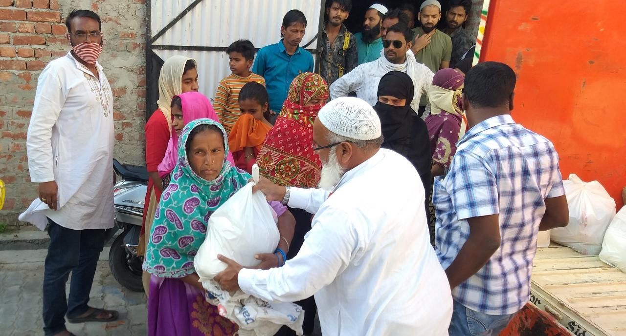 फरिश्ता बनकर बांट रहे हाजी मुक्तदिर राहत सामग्री, 203 दिहाड़ी मजदूर परिवारों को पहुचाई मदद फरिश्ता बनकर बांट रहे हाजी मुक्तदिर राहत सामग्री, 203 दिहाड़ी मजदूर परिवारों को पहुचाई मदद
