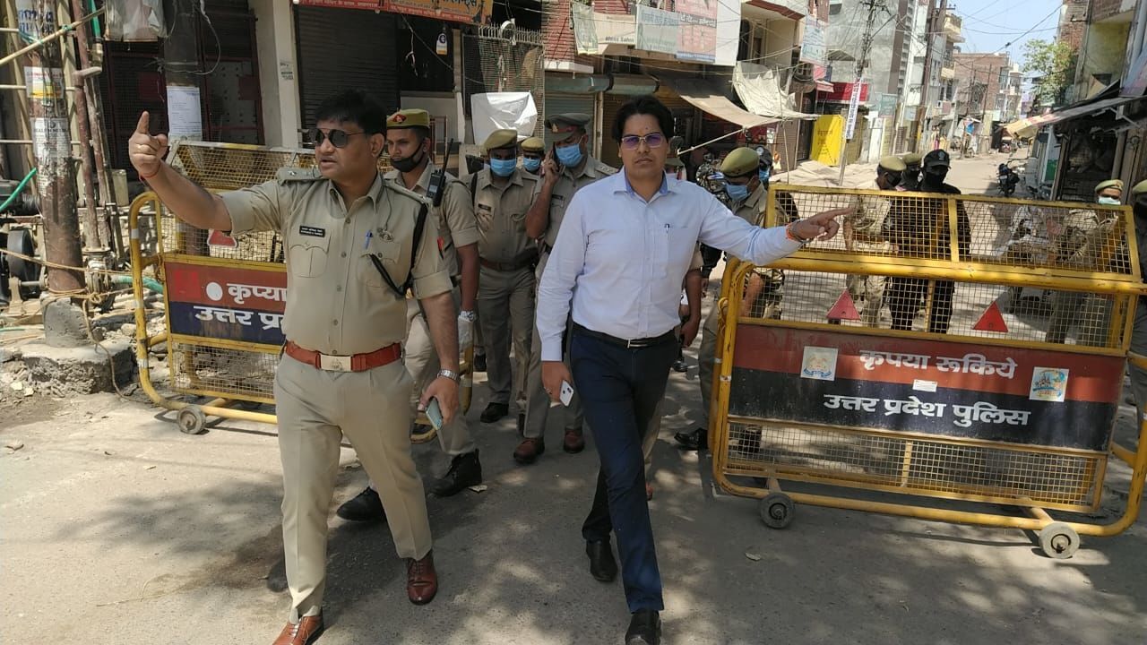 DM और SSP ने शहर के विभिन्न क्षेत्रों का भ्रमण कर लाॅकडाउन एंव आवश्यक सामग्री की उपलब्धता का लिया जायजा DM और SSP ने शहर के विभिन्न क्षेत्रों का भ्रमण कर लाॅकडाउन एंव आवश्यक सामग्री की उपलब्धता का लिया जायजा
