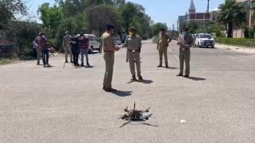 नोएडा:ड्रोन कैमरे से पुलिस रखेगी लॉक डाउन तोड़ने वालों पर नजर नोएडा:ड्रोन कैमरे से पुलिस रखेगी लॉक डाउन तोड़ने वालों पर नजर