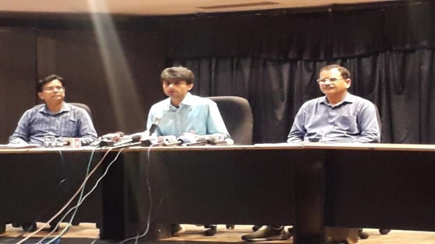नोएडा में जिलाधिकारी ने पेश की कोरोना वायरस पर अंकुश लगाने की कार्य योजना नोएडा में जिलाधिकारी ने पेश की कोरोना वायरस पर अंकुश लगाने की कार्य योजना
