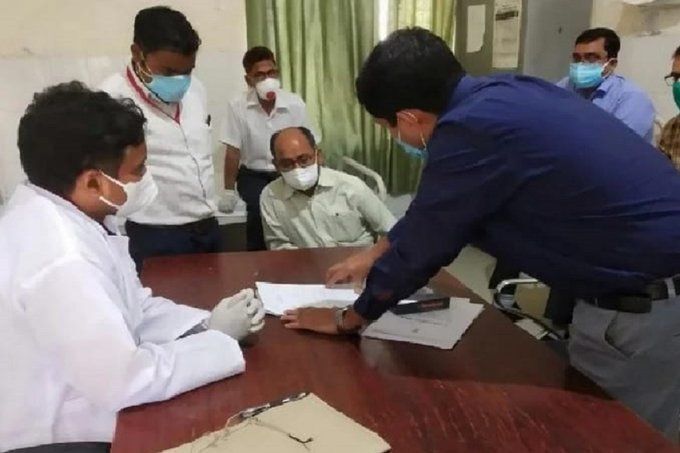 आगरा में एक साथ बढ़ गए 19 कोरोना पॉजिटिव मरीज, आंकड़ा पहुंचा 84 पर देखिये पूरी सूची कौन कौन सा इलाका हुआ सील आगरा में एक साथ बढ़ गए 19 कोरोना पॉजिटिव मरीज, आंकड़ा पहुंचा 84 पर देखिये पूरी सूची कौन कौन सा इलाका हुआ सील