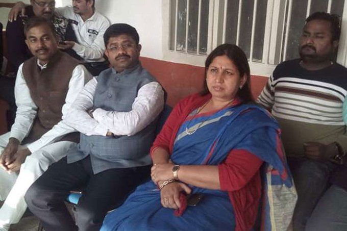 मंत्री नन्द गोपाल नंदी और उनकी मेयर पत्नी को जान से मारने की धमकी देने वाला गिरफ्तार मंत्री नन्द गोपाल नंदी और उनकी मेयर पत्नी को जान से मारने की धमकी देने वाला गिरफ्तार