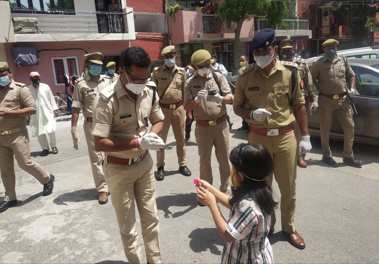 पुलिस व सफाई कर्मियों के सम्मान में लोगों ने थाली व शंख बजाकर किया स्वागत पुलिस व सफाई कर्मियों के सम्मान में लोगों ने थाली व शंख बजाकर किया स्वागत