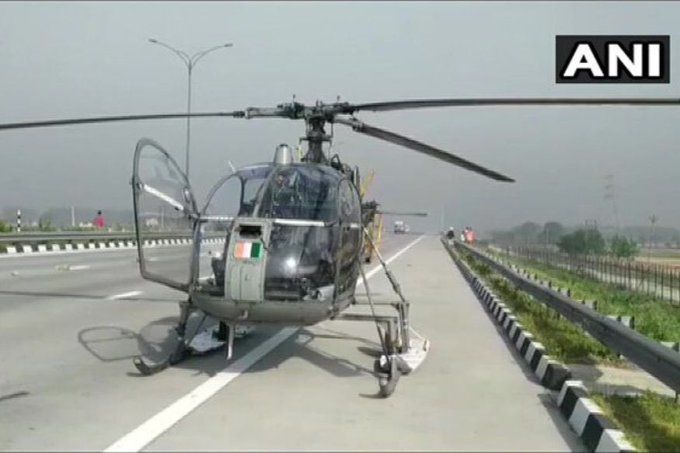 गाजियाबाद स्थित हिंडन एयरबेस से उड़ान भरने के कुछ ही देर बाद बागपत में एक्सप्रेसवे पर हुआ लैंड हेलीकॉप्टर चीता गाजियाबाद स्थित हिंडन एयरबेस से उड़ान भरने के कुछ ही देर बाद बागपत में एक्सप्रेसवे पर हुआ लैंड हेलीकॉप्टर चीता