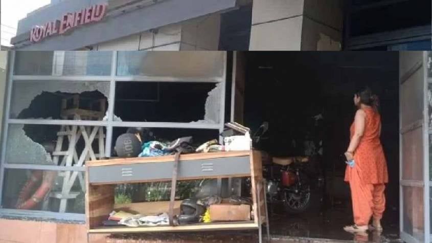 नोएडा में रॉयल इनफील्ड बुलेट बाइक के शोरूम में भीषण आग नोएडा में रॉयल इनफील्ड बुलेट बाइक के शोरूम में भीषण आग