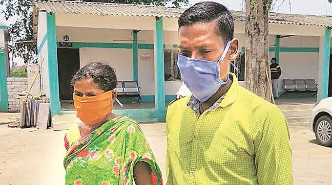 परिवार संग 3 दिन तक 100 किमी पैदल चली 12 साल की बच्ची, घर से 14 KM पहले तोड़ दिया दम परिवार संग 3 दिन तक 100 किमी पैदल चली 12 साल की बच्ची, घर से 14 KM पहले तोड़ दिया दम
