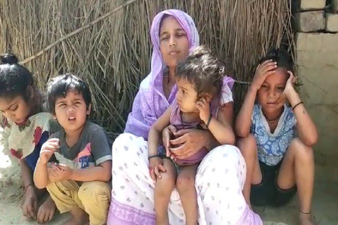 लॉकडाउन में फंसे यूपी के मजदूर की दिल्ली में मौत, गोरखपुर में 1 साल के बेटे ने पुतले का किया दाह संस्कार लॉकडाउन में फंसे यूपी के मजदूर की दिल्ली में मौत, गोरखपुर में 1 साल के बेटे ने पुतले का किया दाह संस्कार