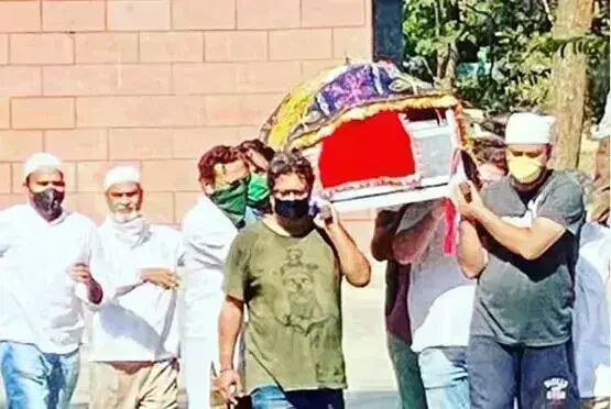 सुपुर्द-ए-खाक हुए इरफान खान, जनाजे में पहुंचे ये बॉलीवुड सितारे सुपुर्द-ए-खाक हुए इरफान खान, जनाजे में पहुंचे ये बॉलीवुड सितारे