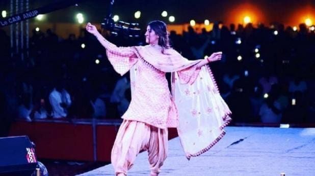 लॉकडाउन में सपना चौधरी के इस जबरदस्त डांस ने मचाया तहलका, अब बीस करोड़ लोंगों ने देखा लॉकडाउन में सपना चौधरी के इस जबरदस्त डांस ने मचाया तहलका, अब बीस करोड़ लोंगों ने देखा