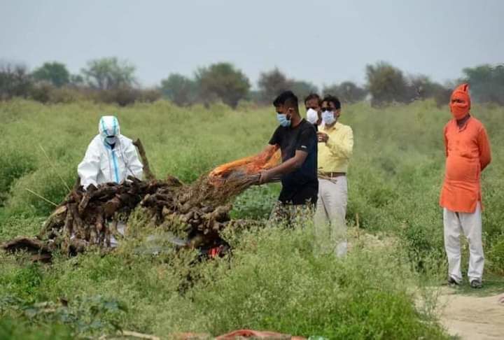 प्रयागराज में कोरोना से मौत की अंत्योष्टि में घोर लापरवाही,बिना PPE किट पहने भतीजे ने मुखाग्नि दी -देखिए तस्वीरें प्रयागराज में कोरोना से मौत की अंत्योष्टि में घोर लापरवाही,बिना PPE किट पहने भतीजे ने मुखाग्नि दी -देखिए तस्वीरें