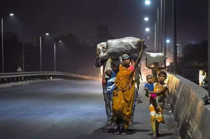 रात जब एक तस्वीर दिखी तो आंसू निकल पड़े, सोचता हूँ कि क्या ये लोग घर पहुँच चुके होंगे, कुछ खाकर सो गए होंगे?