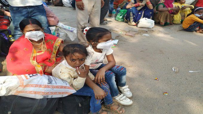 पहले श्रमिक ट्रेनों के लिए मीलों का सफर, और फिर धूप में घंटों इंतजार पहले श्रमिक ट्रेनों के लिए मीलों का सफर, और फिर धूप में घंटों इंतजार