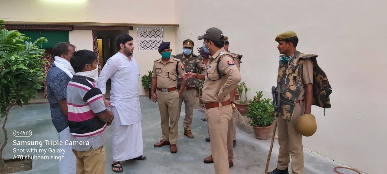 प्रयागराज पुलिस ने दी पूर्व सांसद अतीक अहमद, अशरफ और इमरान के घर पर दबिश प्रयागराज पुलिस ने दी पूर्व सांसद अतीक अहमद, अशरफ और इमरान के घर पर दबिश