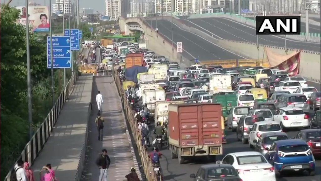 दिल्ली-गाजियाबाद बॉर्डर सील, पुलिस की चेकिंग के कारण यूपी गेट पर लगा लंबा जाम दिल्ली-गाजियाबाद बॉर्डर सील, पुलिस की चेकिंग के कारण यूपी गेट पर लगा लंबा जाम