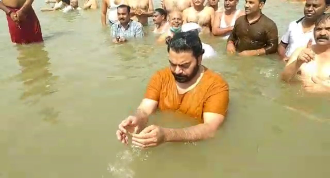 गृहस्थ संत दद्दा की अस्थियों का संगम में हुआ विसर्जन ,बॉलीवुड एक्टर आशुतोष राणा और राजपाल यादव रहे मौजूद गृहस्थ संत दद्दा की अस्थियों का संगम में हुआ विसर्जन ,बॉलीवुड एक्टर आशुतोष राणा और राजपाल यादव रहे मौजूद