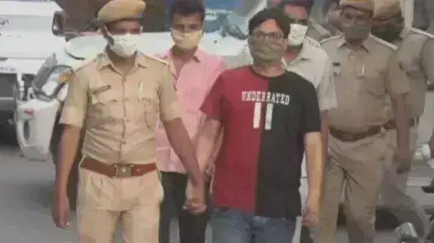 गोल्डन मैन की हत्या का मुख्य आरोपी कोरोना पॉजिटिव, पुलिस महकमे में हड़कंप! कई अधिकारी हुए क्वारनटीन गोल्डन मैन की हत्या का मुख्य आरोपी कोरोना पॉजिटिव, पुलिस महकमे में हड़कंप! कई अधिकारी हुए क्वारनटीन