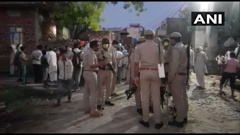 उत्तर प्रदेश के बागपत जिले में सरेआम ट्रिपल मर्डर, बदमाशों ने बीजेपी नेता के बेटे समेत तीन को गोलियों किया छलनी उत्तर प्रदेश के बागपत जिले में सरेआम ट्रिपल मर्डर, बदमाशों ने बीजेपी नेता के बेटे समेत तीन को गोलियों किया छलनी