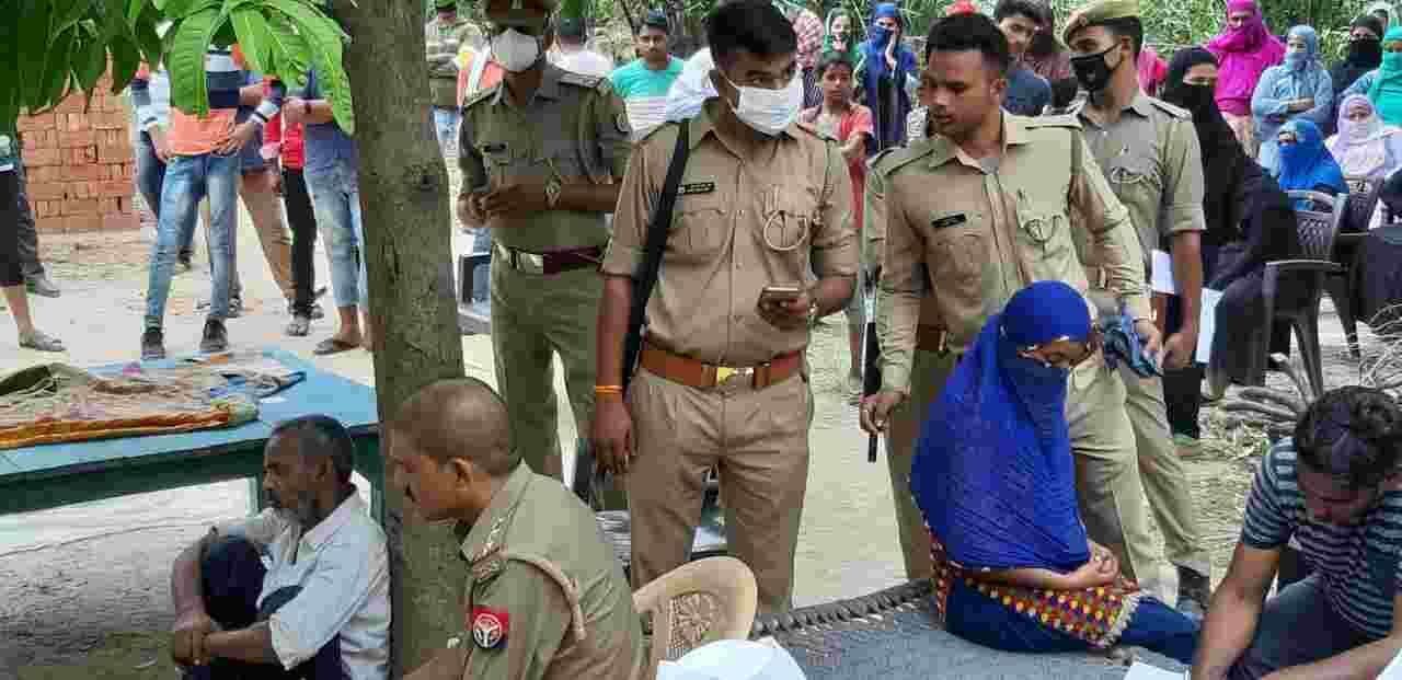 घटनास्थल पर पहुंचकर लिखा-पढ़ी करती पुलिस एवं पेड़ के पास बैठा आरोपी पिता। घटनास्थल पर पहुंचकर लिखा-पढ़ी करती पुलिस एवं पेड़ के पास बैठा आरोपी पिता।