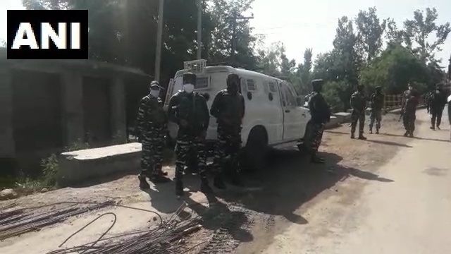 जम्मू-कश्मीर : सुरक्षाबलों ने मुठभेड़ में ढेर किए 3 आतंकी, SPO शहीद, सर्च ऑपरेशन जारी जम्मू-कश्मीर : सुरक्षाबलों ने मुठभेड़ में ढेर किए 3 आतंकी, SPO शहीद, सर्च ऑपरेशन जारी