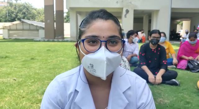 ईएसआई अस्पताल के गेट पर सैकड़ों की तादाद में संविदा कर्मचारी बैठे धरने पर ईएसआई अस्पताल के गेट पर सैकड़ों की तादाद में संविदा कर्मचारी बैठे धरने पर