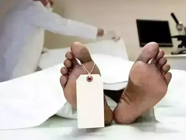 अस्पताल में वेंटिलेटर का प्लग हटाकर चला दिया कूलर, मरीज की मौत अस्पताल में वेंटिलेटर का प्लग हटाकर चला दिया कूलर, मरीज की मौत