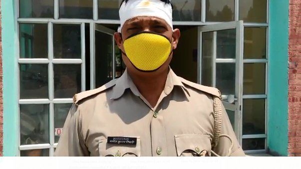 नोएडा में पीएसी के सिपाही ने की दबंगो से शराब पीने की मना, तो दबंगों ने पीएसी कैम्प के अंदर सिपाही का फोड़ दिया सर नोएडा में पीएसी के सिपाही ने की दबंगो से शराब पीने की मना, तो दबंगों ने पीएसी कैम्प के अंदर सिपाही का फोड़ दिया सर