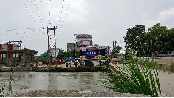 नोएडा:जान जोखिम में डालकर नहर में स्टंट कर रहे है युवा,पुलिस कर रही है हादसे का इंतेज़ार नोएडा:जान जोखिम में डालकर नहर में स्टंट कर रहे है युवा,पुलिस कर रही है हादसे का इंतेज़ार