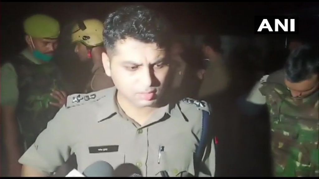 यूपी के कानपुर में हिस्ट्रीशीटर विकास दुवे को गिरफ्तार करने गई पुलिस पर बदमाशों ने की फायरिंग, आठ पुलिस कर्मी शहीद यूपी के कानपुर में हिस्ट्रीशीटर विकास दुवे को गिरफ्तार करने गई पुलिस पर बदमाशों ने की फायरिंग, आठ पुलिस कर्मी शहीद