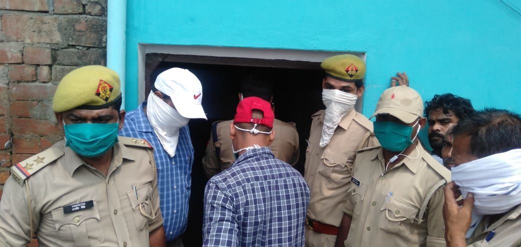 यूपी के प्रयागराज में एक ही परिवार के चार लोंगों की गला काटकर हत्या यूपी के प्रयागराज में एक ही परिवार के चार लोंगों की गला काटकर हत्या